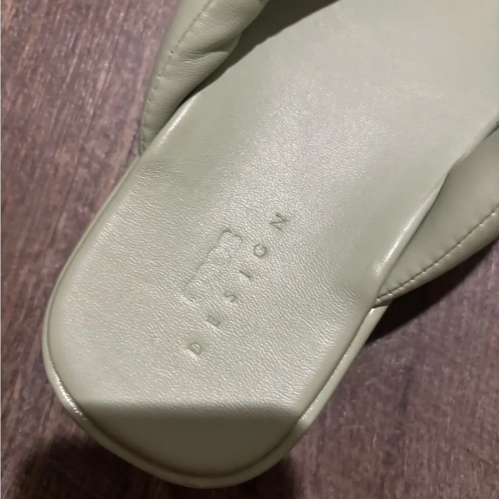 NWOT Women's Sage Green Platform Flip Flop Sandals - Picture 2 of 6